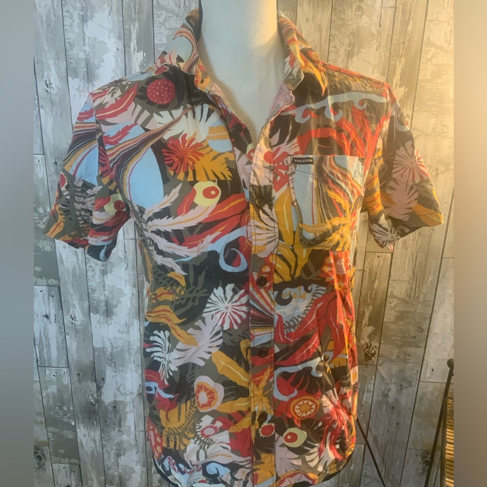 Volcom tropical short sleeve button down. Size Y12